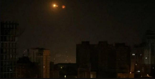 Росіяни вночі атакували Київ: в небі збито понад 40 повітряних цілей