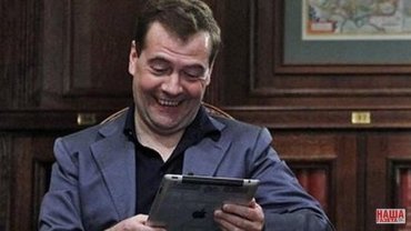 В сети обсуждают, как Медведев сорвал важное заседание, играя в Pokemon GO