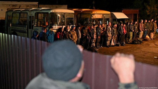 У Росії розпочали масову роздачу повісток у військкомати