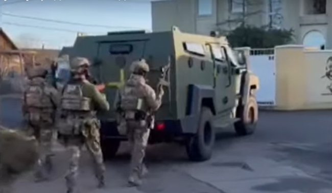 ДБР провело обшуки в маєтку Сальдо: знайшли пропагандистську літературу і посібник з сексу