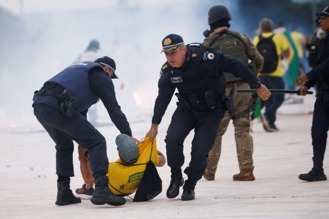 Заворушення у Бразилії: поліція очистила від протестувальників усі урядові будівлі, сотні заарештованих