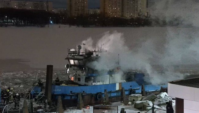 У Москві вночі горів трирівневий буксир &laquo;Адлер&raquo;