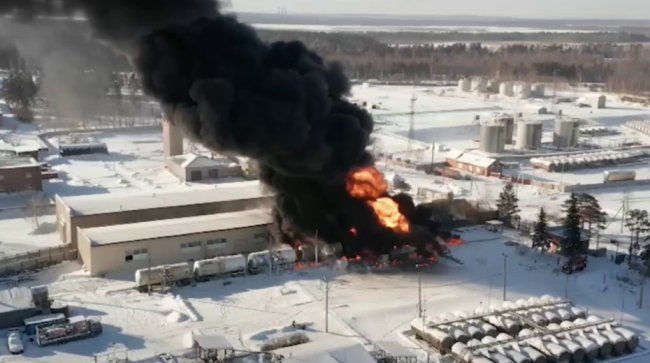 У російському Ангарську зайнявся бензовоз і потяг з паливом