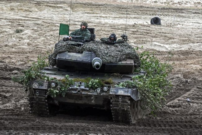 Німеччина завтра дасть дозвіл Польщі на постачання танків Leopard Україні, – Bloomberg