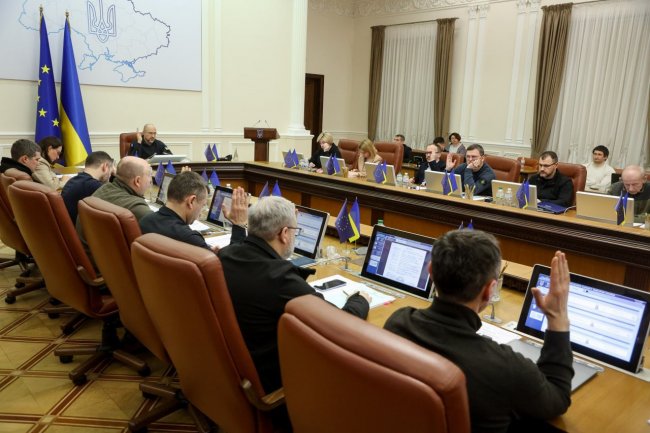 Уряд заборонив українським чиновникам виїзд за кордон без поважних причин