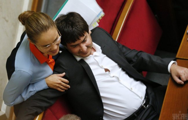 Королевська з чоловіком написали заяви на складання депутатських мандатів