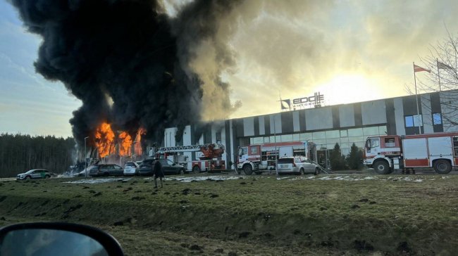 У Латвії горить завод, який виготовляв безпілотники для України. Відео