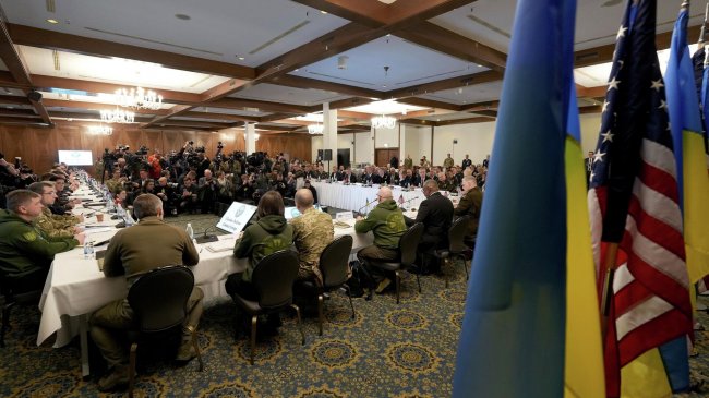 Снаряди важливіші за літаки: яку зброю для України обговорюватимуть на “Рамштайні”