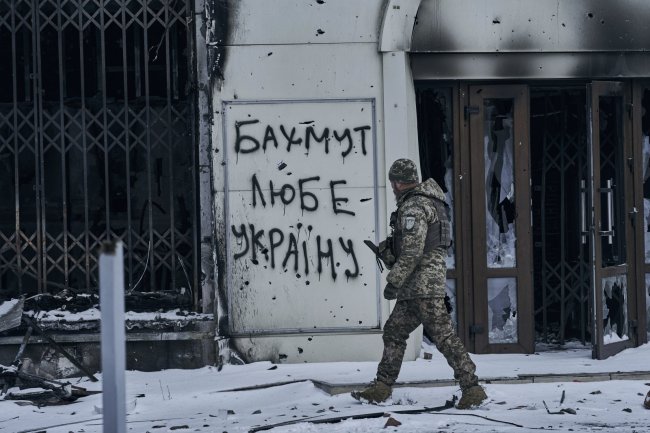 Окупанти атакують Бахмут з усіх боків: центр міста – під інтенсивним обстрілом