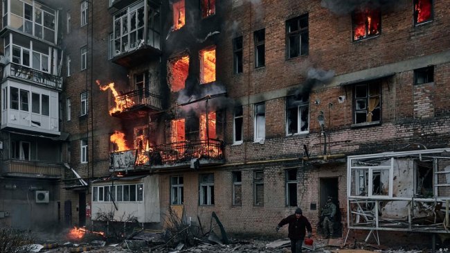 Окупанти просуваються вулицями Бахмуту: ситуація в місті критична. Карта