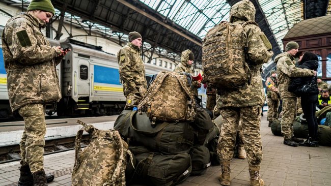 Мобілізація та заборона виїзду для чоловіків можуть зберегтися і після воєнного стану