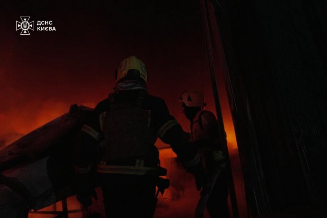 Нічна атака на Київ: загиблий, поранені та зруйновані будівлі