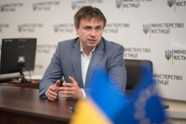 «Липовий волонтер»: поліція розслідує закордонні вояжі колишнього топ-чиновника Мінʼюсту Дмитра Кирилюка