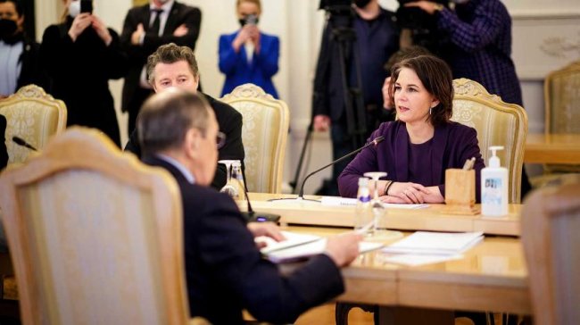 Бербок безпосередньо закликала Лаврова припинити війну в Україні: той махнув рукою