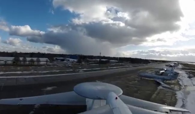 Кружляє, сідає, відлітає: з’явилося повне відео з польотом дрону у Мачулищах