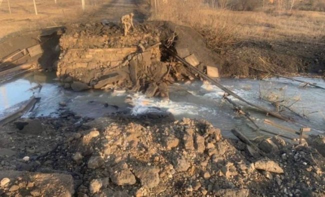 Росіяни підірвали ключовий міст, яким йшло постачання Бахмута