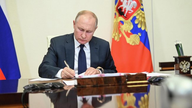 Путін доручив готувати промисловість до воєнного стану
