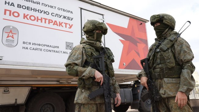 У Росії до кінця року призовуть 400 тисяч контрактників: контроль доручили Медведєву
