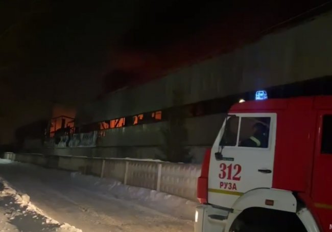 Під Москвою всю ніч палав цех із виробництва пластику. Відео