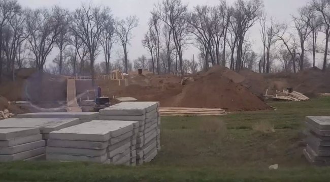 Окупанти зводять фортифікаційну лінію біля перешийка у Криму. Відео