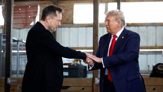 Маск втратив $29 млрд, а Трамп купує Tesla, аби його підбадьорити