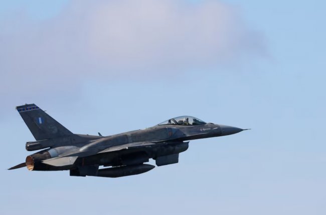 Українські F-16 майже місяць залишалися без американських ракет для боротьби з дронами — Reuters