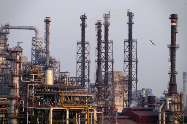 США готові послабити санкції на російську нафту, але лише для Індії — Bloomberg