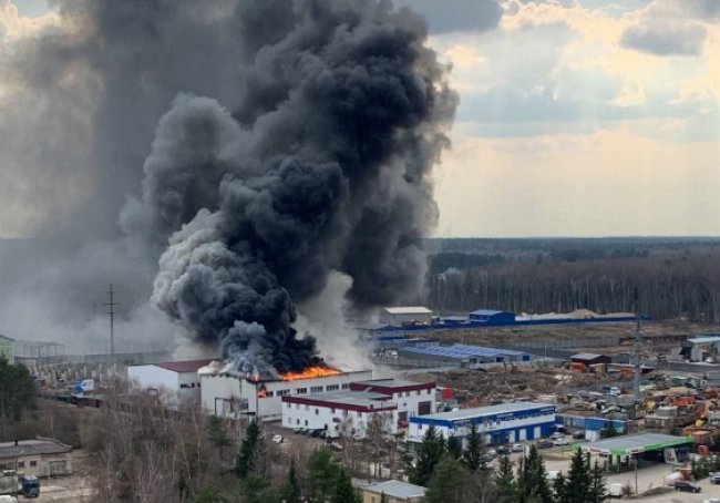 Під Москвою пролунав вибух і почалася пожежа на складі з автозапчастинами