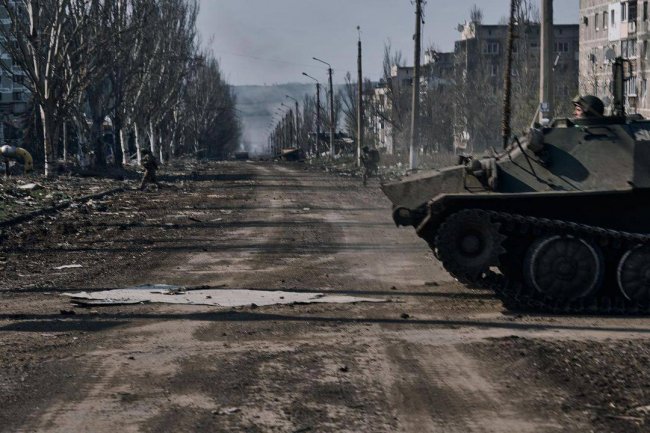 Росіяни повільно просуваються у західній частині Бахмута