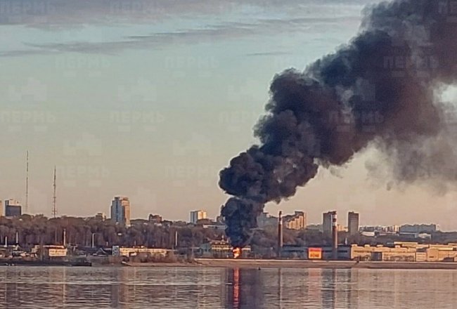 У російській Пермі палає завод з виробництва артилерії та РСЗВ