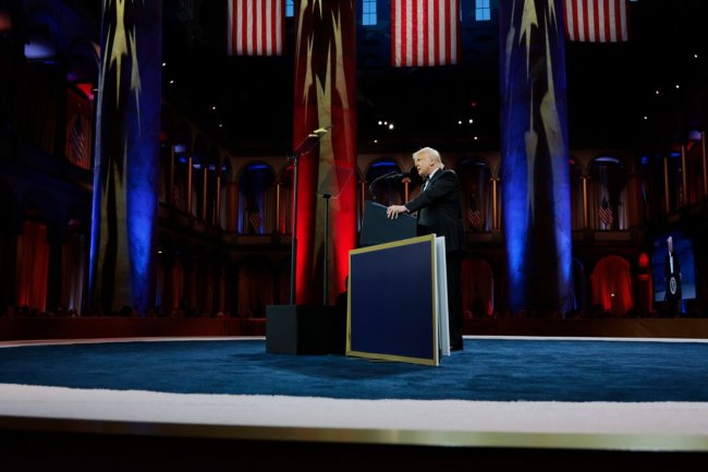 Трамп: Тарифи — це війна зі світом, але всі цілують мені дупу за угоди