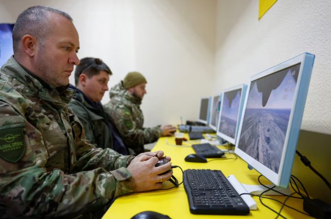 Приватна ППО в Україні: як оператори з геймпадами полюють на «шахеди» – Reuters