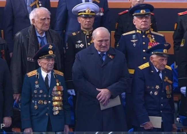 Лукашенко пропустив сніданок із Путіним і одразу після параду відлетів до Мінська: що з ним трапилось