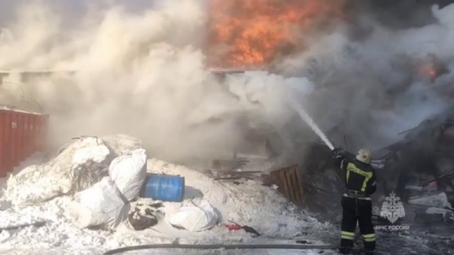 У російському Норильську потужно палає великий склад. Відео