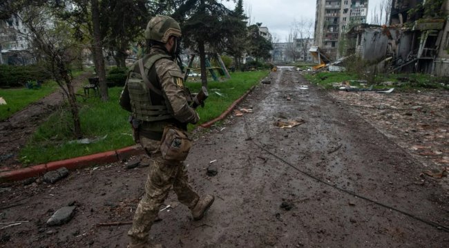 Навколо Бахмута тривають жорсткі бої: в Міноборони назвали мету оборони міста