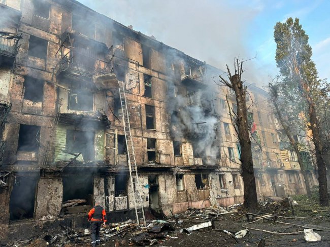 В Кривому Розі росіяни влучили ракетою в п’ятиповерхівку