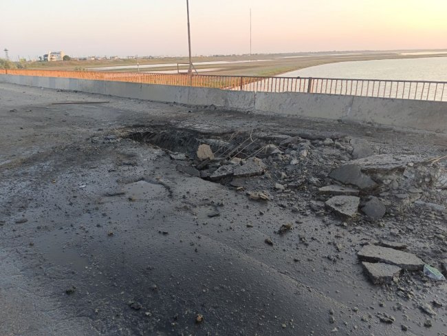 Підірвано мости, що з’єднують Крим з материком: в’їзд на півострів закрито
