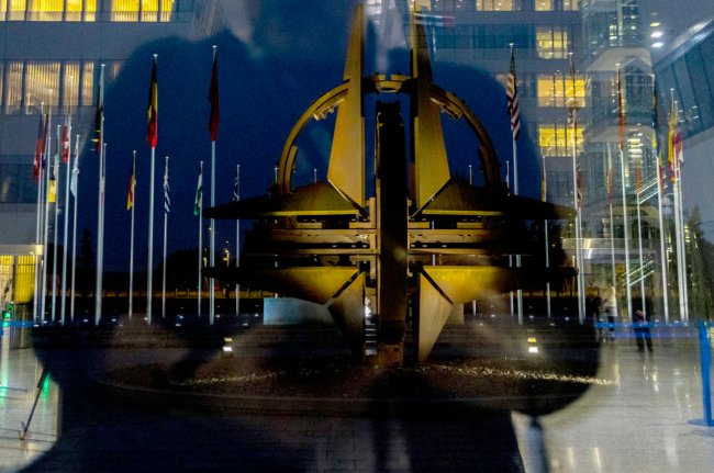 НАТО рекордно масштабує виробництво зброї та обіцяє €70 млрд для України – Politico