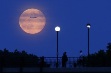 Сьогодні українці можуть спостерігати Супермісяць: що це таке