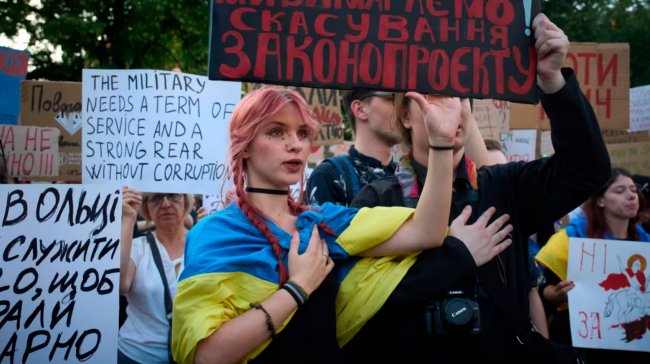 Депутати Зеленського можуть не підтримати повернення незалежності НАБУ і САП через страх &laquo;помсти&raquo; – FT