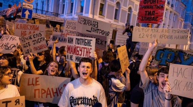Зеленський впав з демократичного п’єдесталу – Financial Times
