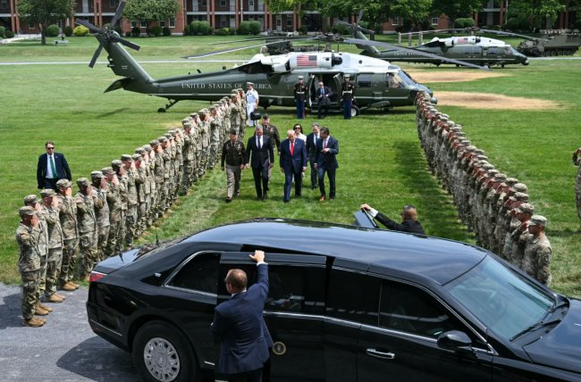 Трамп схиляється до розширення операцій в Ірані: розглядаються авіаудари та захоплення островів – WSJ