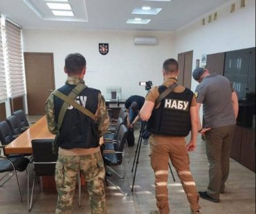 Розкрадали гуманітарку сотнями вагонів та збували через “АТБ” і “Сільпо”: що НАБУ закидає очільникам Запоріжжя