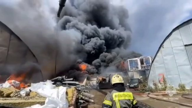 Під Москвою масштабна пожежа: горять склади