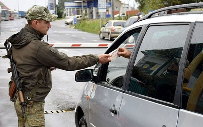 Кабмін може дозволити виїзд за кордон чоловікам до 22 років до кінця тижня