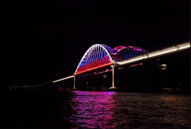 Кримський міст за ніч був тричі атакований