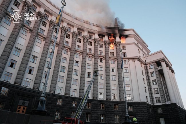 Росія здійснила одну з найбільших повітряних атак на Україну: двоє загиблих у Києві, пошкоджено будівлю Кабміну