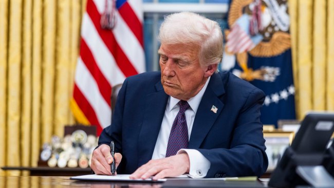 Трамп підписав закон про «пекельні санкції» проти РФ: Зеленський подякував