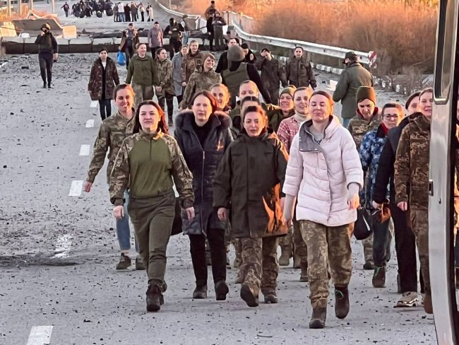 Перший жіночий обмін: з ворожого полону повернулися 108 українок