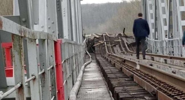 Мінус один шлях перекидання техніки: під Мелітополем підірвали залізничний міст